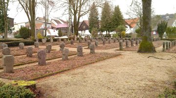 Mehrere Reihen mit steinernen Grabkreuzen