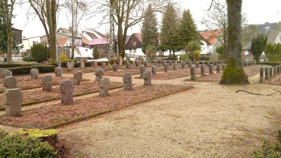 Mehrere Reihen mit steinernen Grabkreuzen