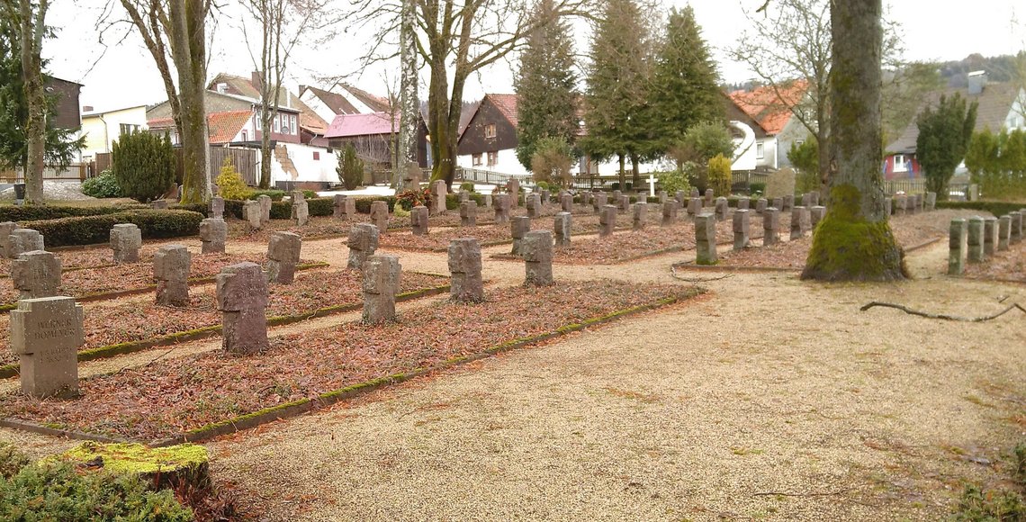 Mehrere Reihen mit steinernen Grabkreuzen