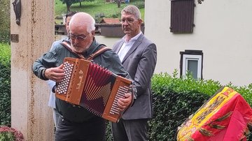 Nahaufnahme der zwei Männer und der Pulttafel.